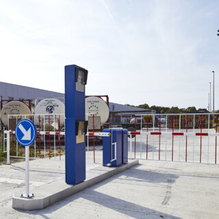 Bedieningszuil op middenberm voor auto en vrachtwagen